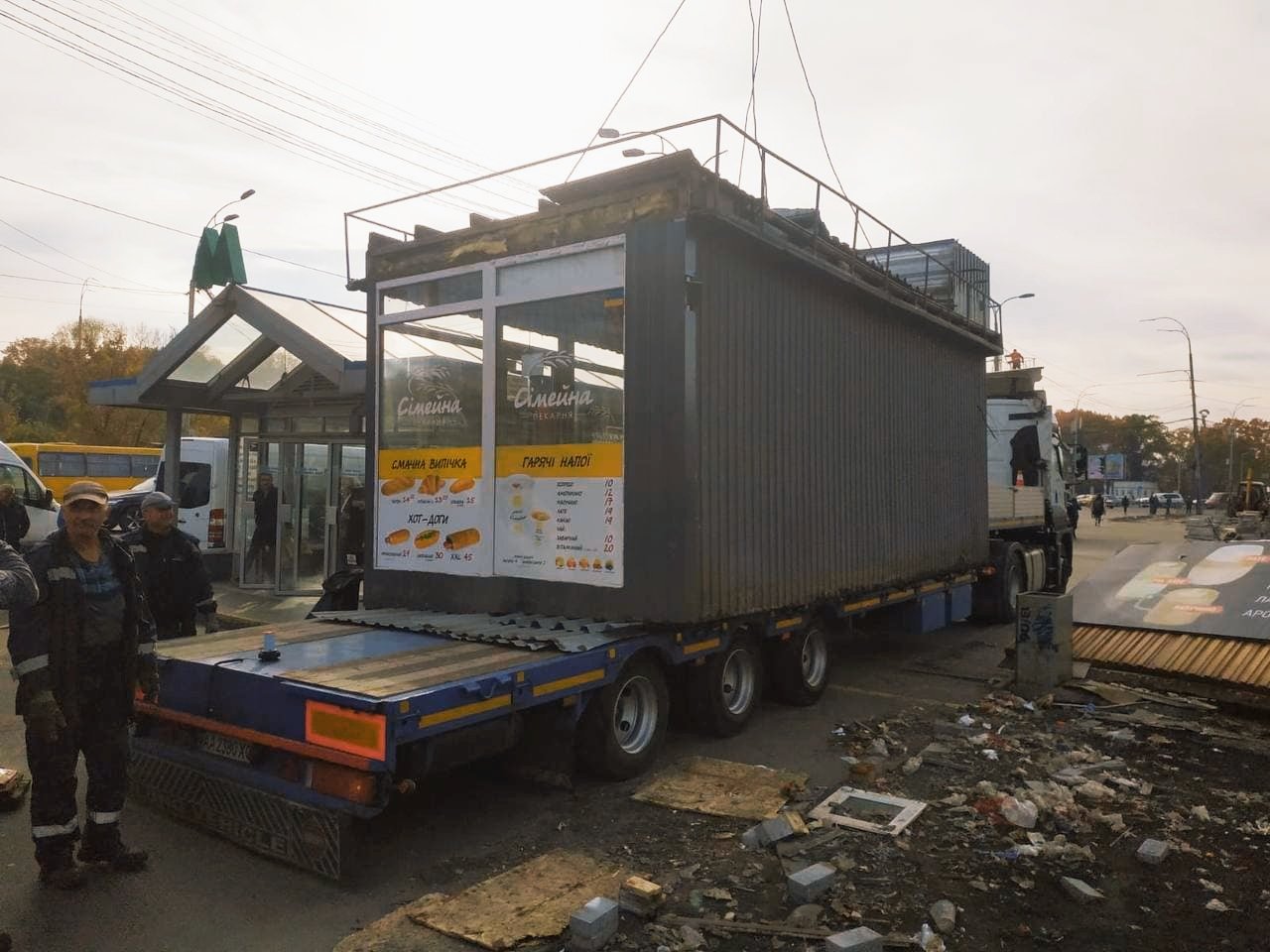 В Киеве возле метро на ВДНГ снесли 40 МАФов: что построят на их месте 4