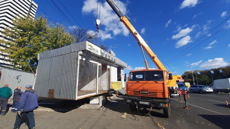 В Киеве возле метро на ВДНГ снесли 40 МАФов: что построят на их месте 5