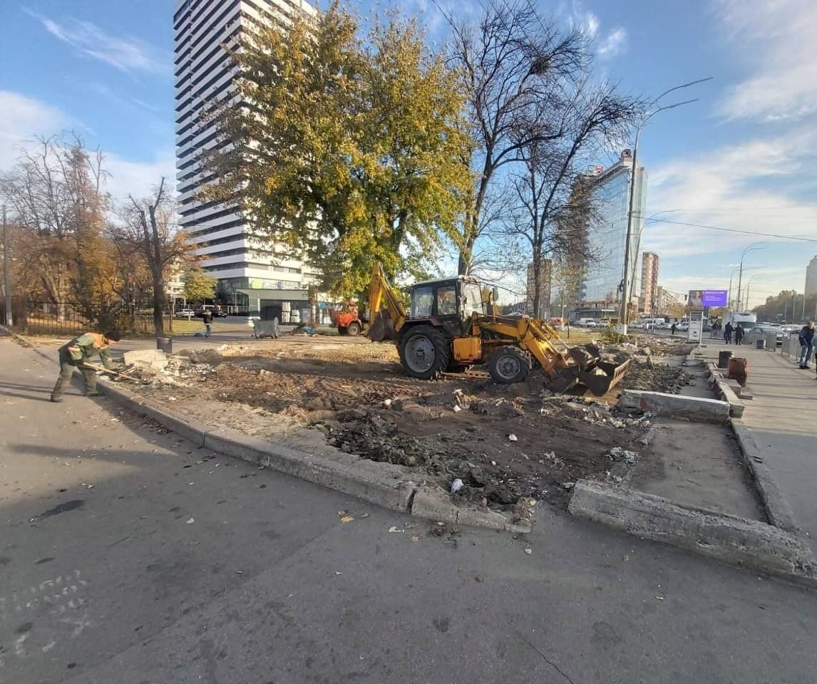 В Киеве возле метро на ВДНГ снесли 40 МАФов: что построят на их месте 6