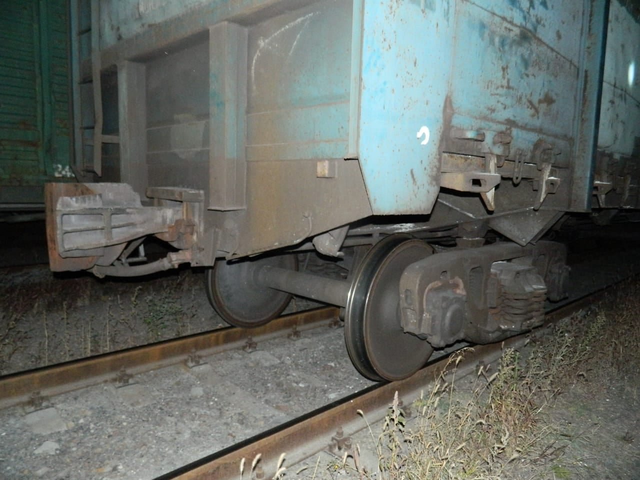 Под Киевом 15-летний парень погиб от удара током, когда пытался перелезть через грузовой поезд 3