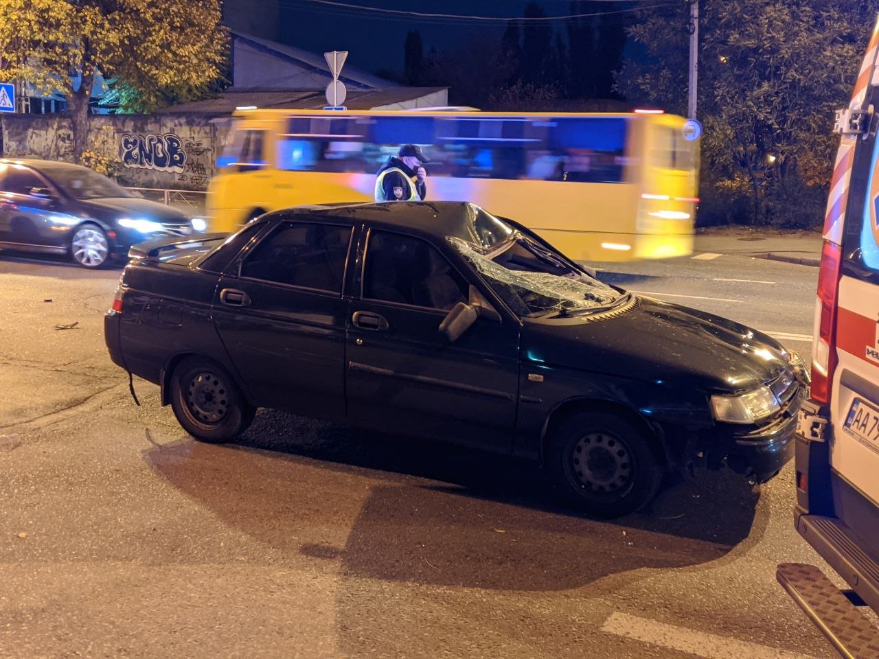 В Киеве пьяный водитель ВАЗ сбил мужчину и женщину на пешеходном переходе 2