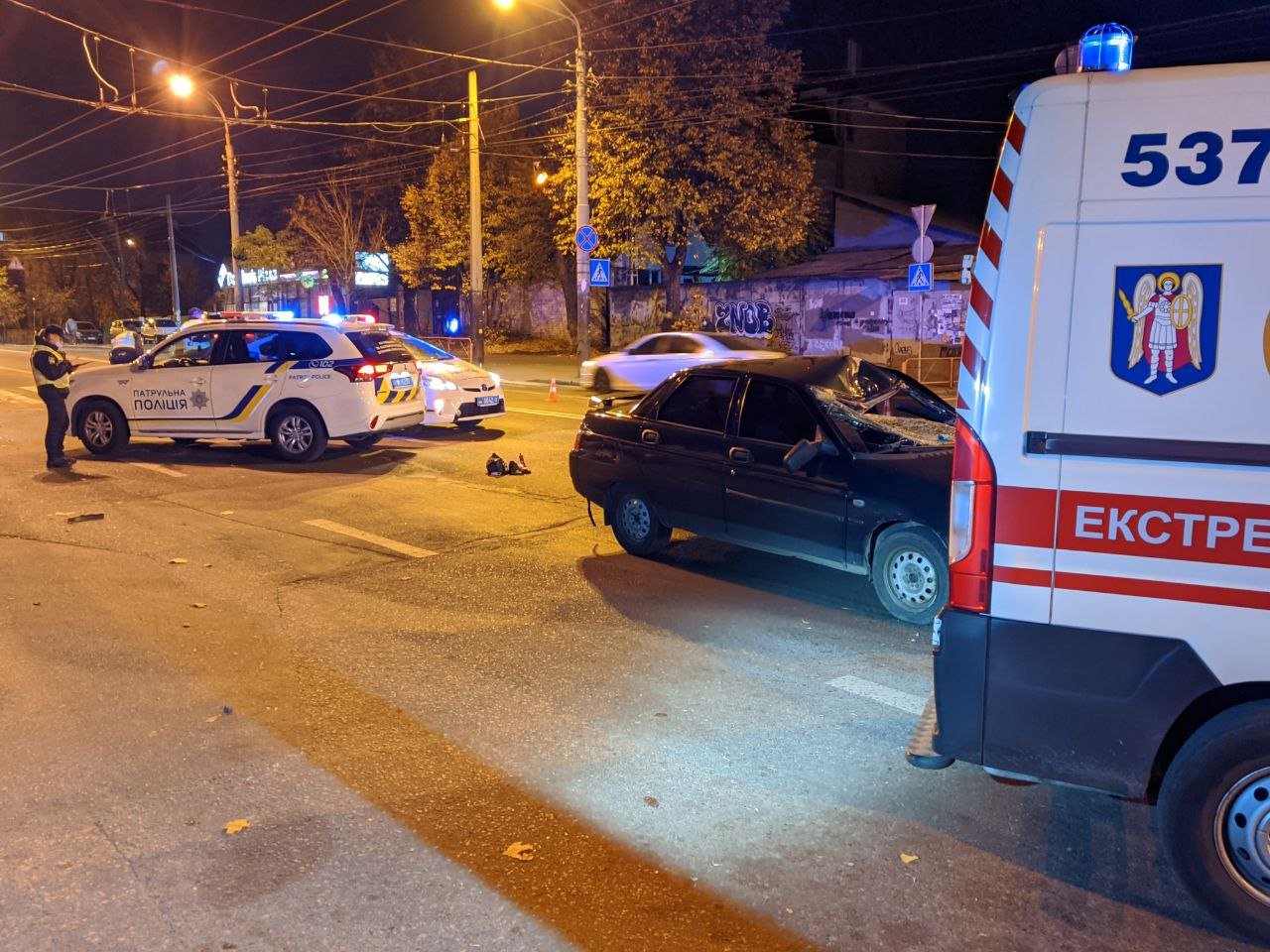 В Киеве пьяный водитель ВАЗ сбил мужчину и женщину на пешеходном переходе 6