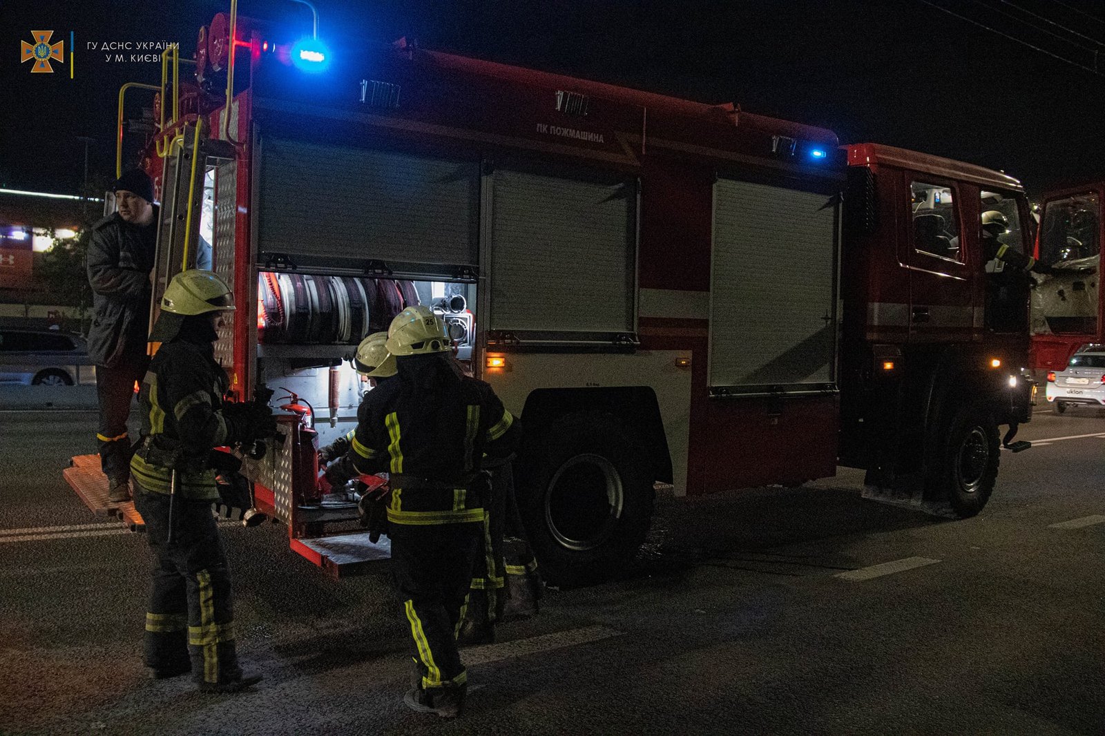 В Киеве на ходу загорелся автокран: его помогали тушить проезжавшие мимо водители 1