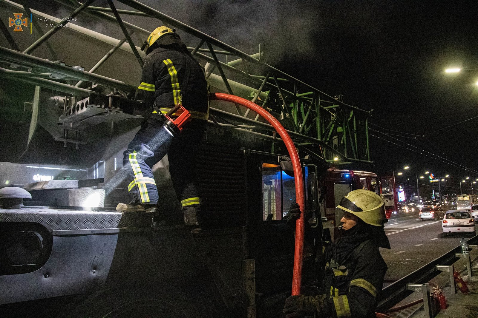В Киеве на ходу загорелся автокран: его помогали тушить проезжавшие мимо водители 2