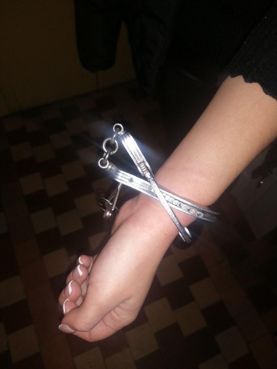 В Киеве студентка надела на себя наручники и вызвала спасателей, чтобы их снять 1