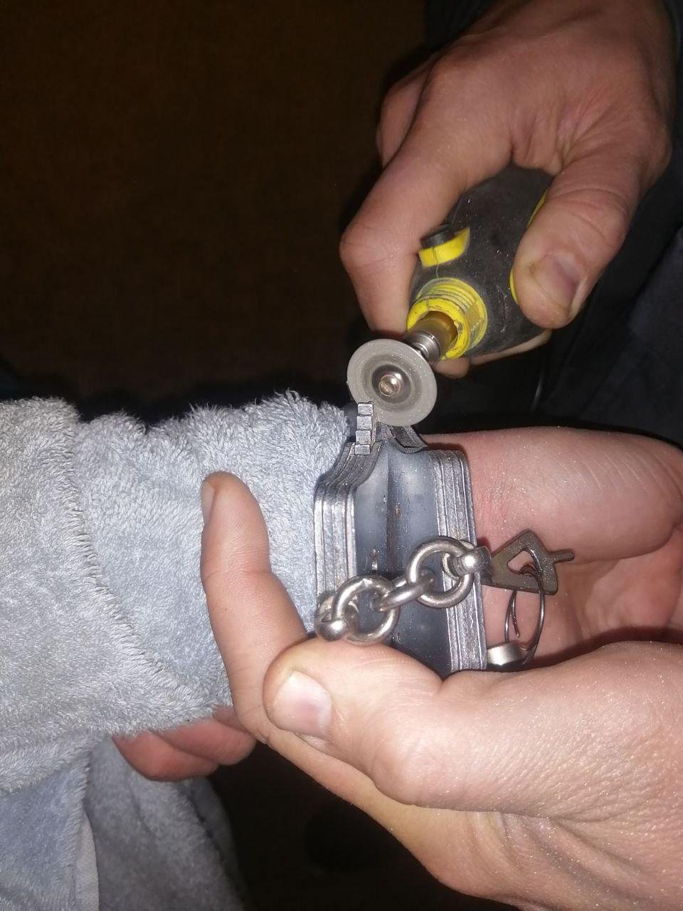 В Киеве студентка надела на себя наручники и вызвала спасателей, чтобы их снять 2