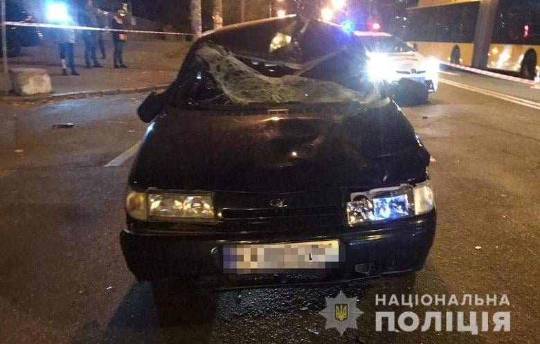 В Киеве ВАЗ сбил мужчину и женщину на пешеходном переходе: водителя взяли под домашний арест 1
