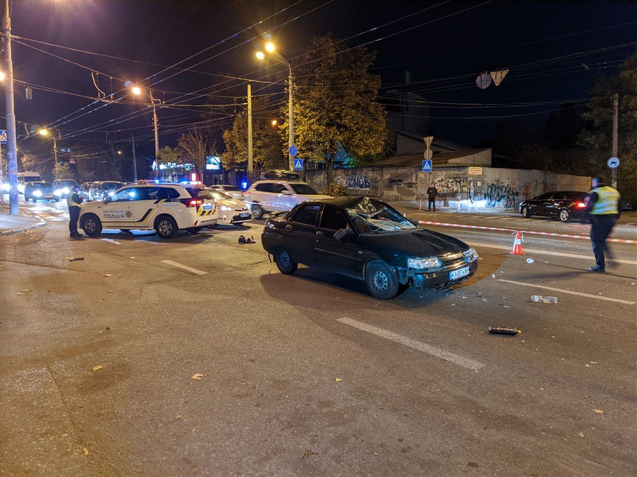 В Киеве ВАЗ сбил мужчину и женщину на пешеходном переходе: водителя взяли под домашний арест 3