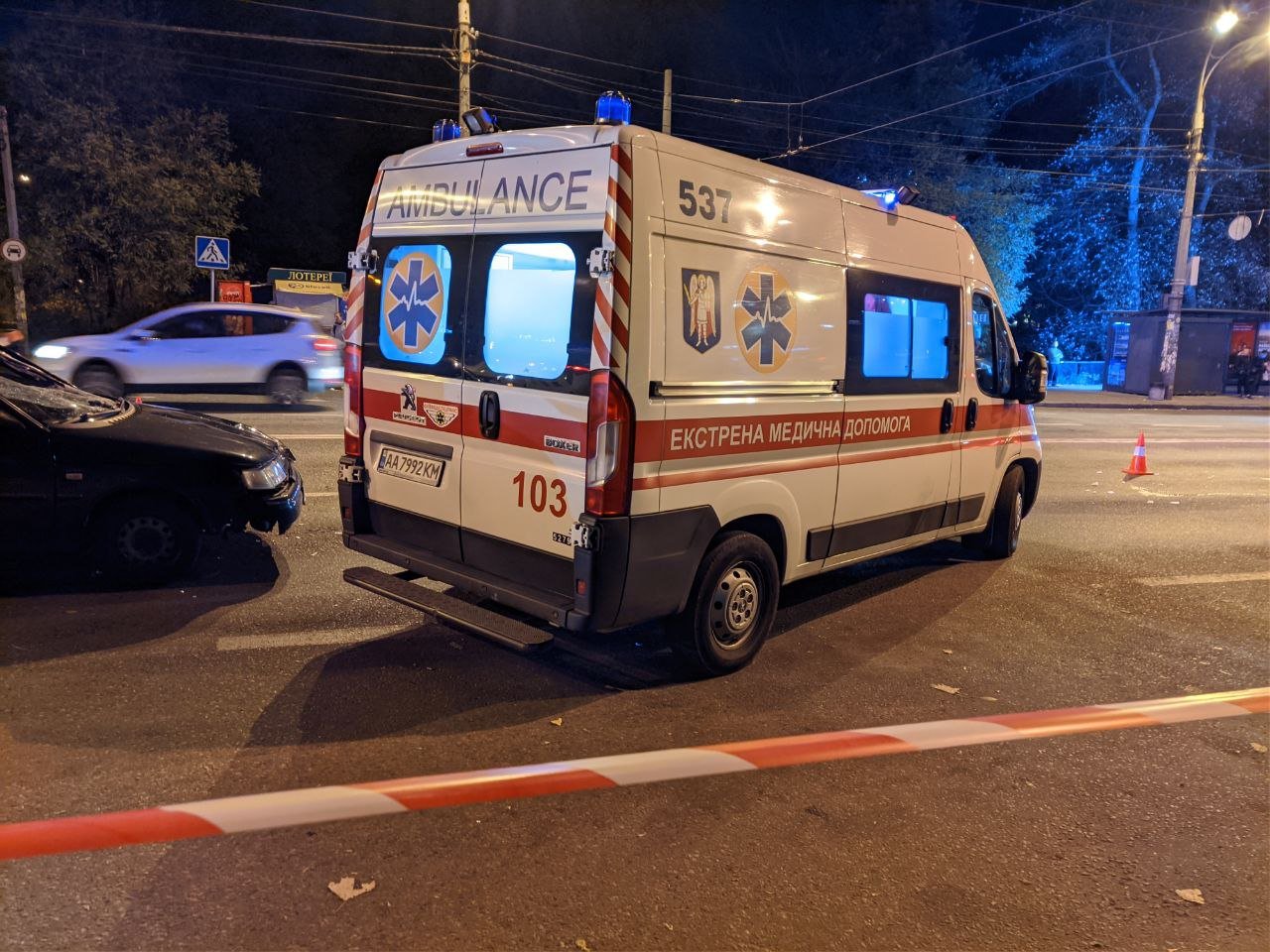 В Киеве ВАЗ сбил мужчину и женщину на пешеходном переходе: водителя взяли под домашний арест 5