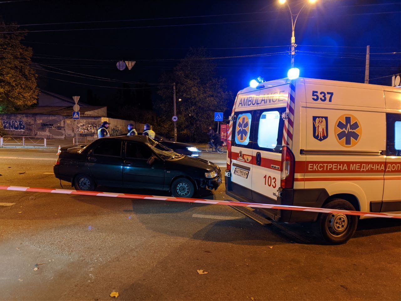 В Киеве ВАЗ сбил мужчину и женщину на пешеходном переходе: водителя взяли под домашний арест 6