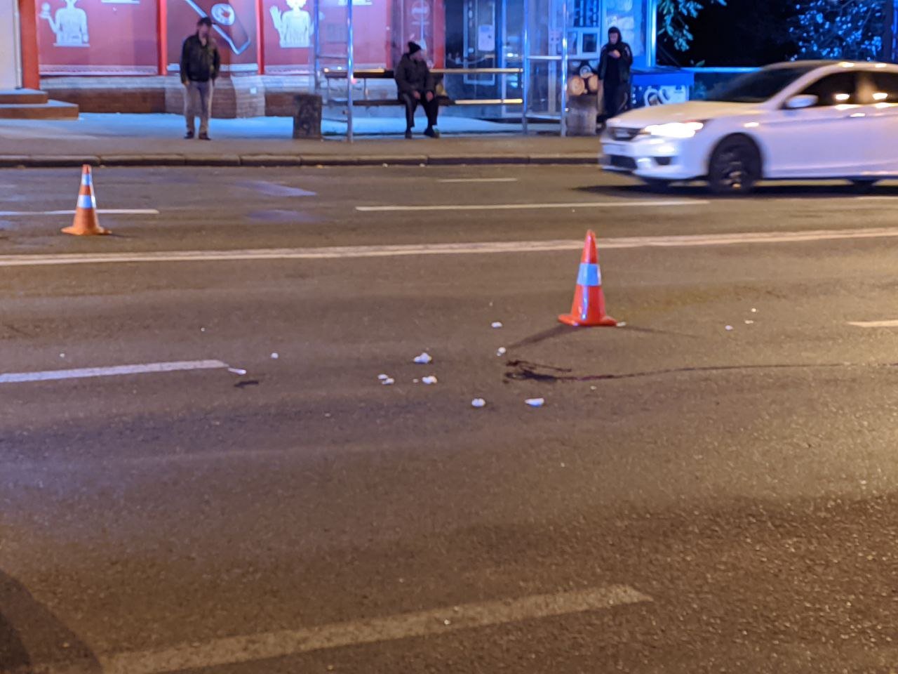 В Киеве ВАЗ сбил мужчину и женщину на пешеходном переходе: водителя взяли под домашний арест 7