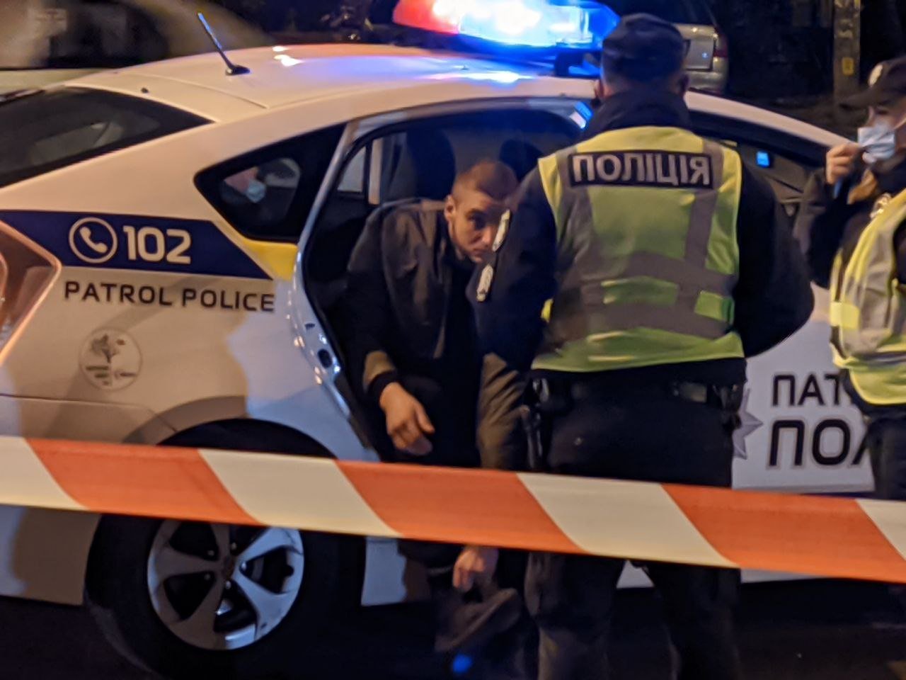 В Киеве ВАЗ сбил мужчину и женщину на пешеходном переходе: водителя взяли под домашний арест 8