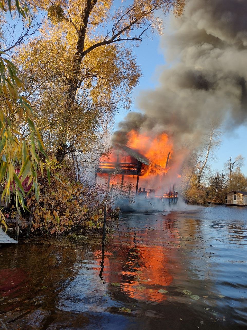 Столб дыма виден из разных уголков Киева: в Гиропарке горит здание 1