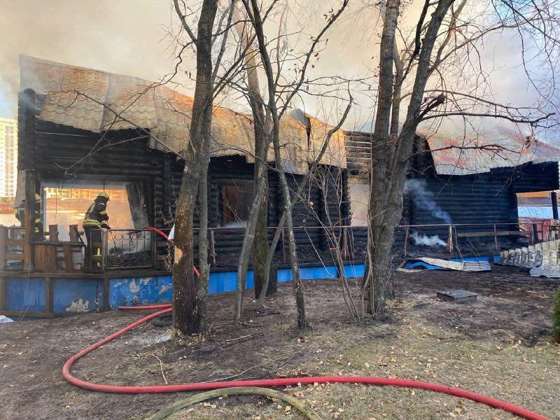 Столб дыма виден из разных уголков Киева: в Гиропарке горит здание 2