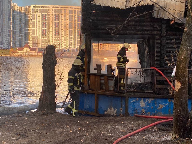 Столб дыма виден из разных уголков Киева: в Гиропарке горит здание 4