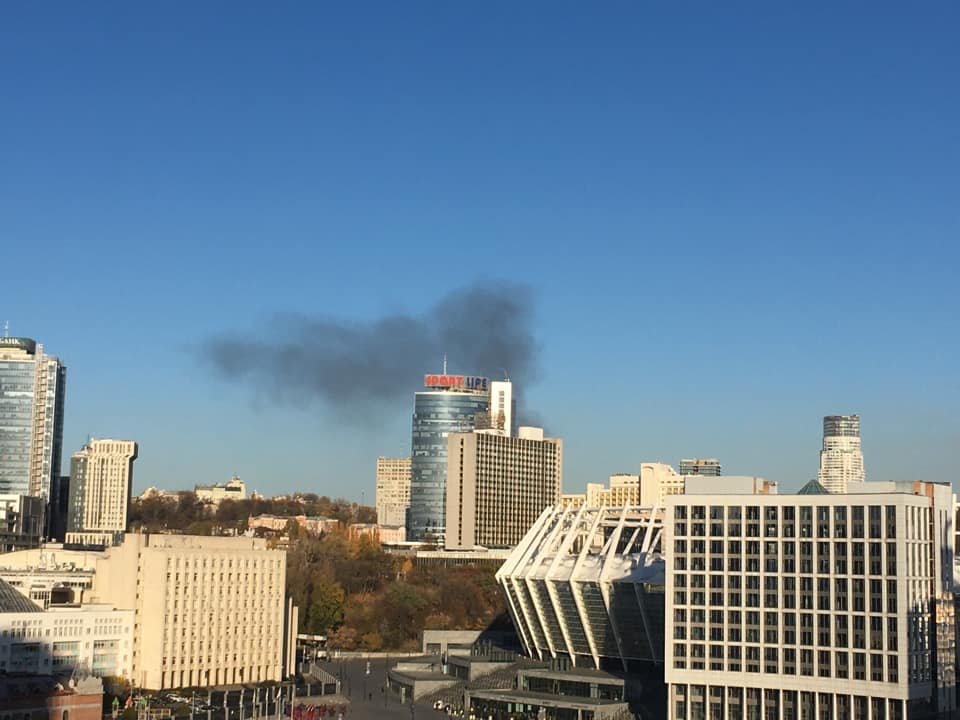 Столб дыма виден из разных уголков Киева: в Гиропарке горит здание 5