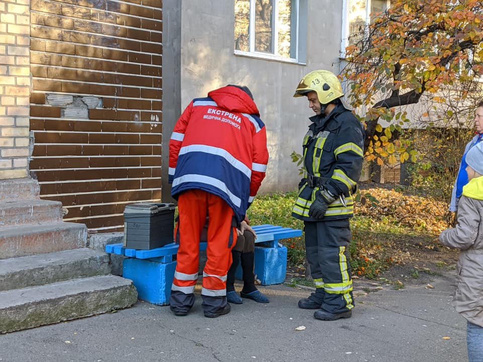 В Киеве на Троещине из горящей квартире спасли двух человек: пьяного мужчину и старушку 2