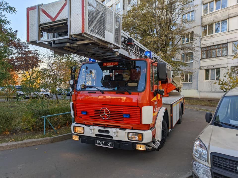 В Киеве на Троещине из горящей квартире спасли двух человек: пьяного мужчину и старушку 3