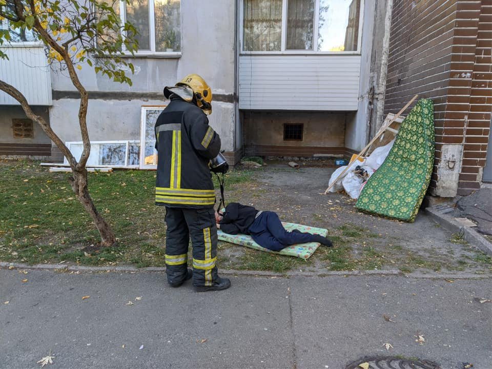 В Киеве на Троещине из горящей квартире спасли двух человек: пьяного мужчину и старушку 4
