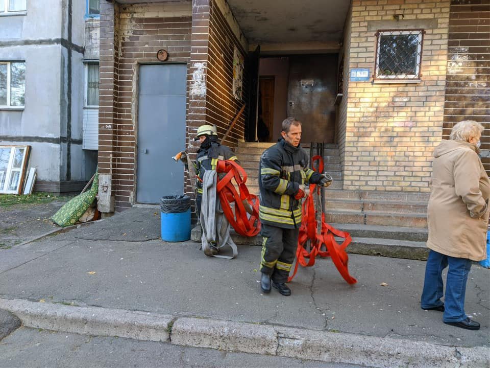 В Киеве на Троещине из горящей квартире спасли двух человек: пьяного мужчину и старушку 5