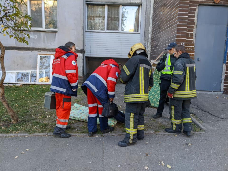 В Киеве на Троещине из горящей квартире спасли двух человек: пьяного мужчину и старушку 6