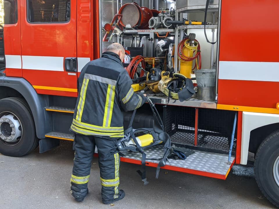 В Киеве на Троещине из горящей квартире спасли двух человек: пьяного мужчину и старушку 7