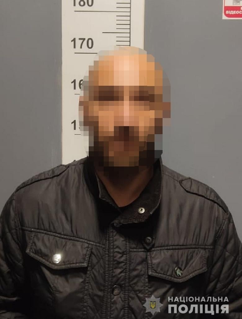 В Киеве мужчина кухонным топором разрубил брату голову 3