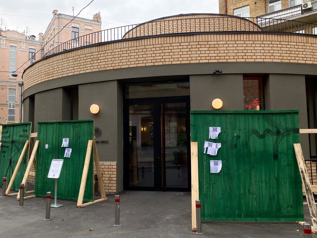 Китайский, Тайский и Японский Приветы обнесли строительным забором: что случилось 1