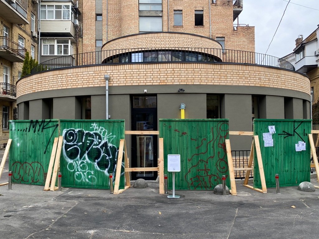 Китайский, Тайский и Японский Приветы обнесли строительным забором: что случилось 2