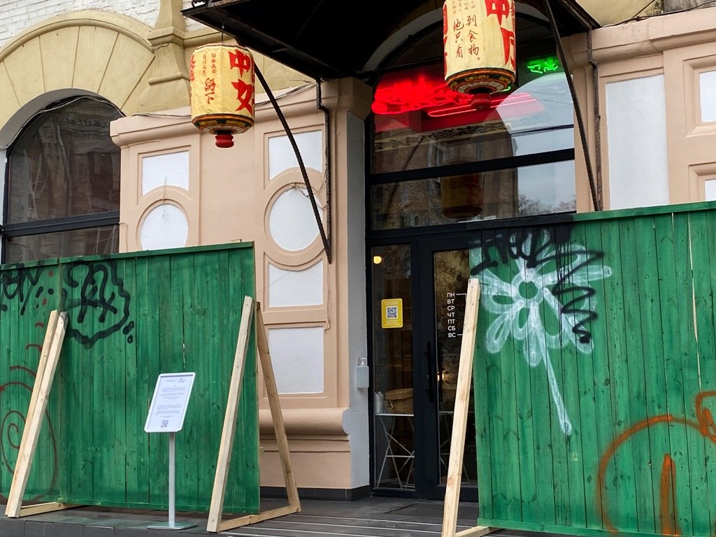 Китайский, Тайский и Японский Приветы обнесли строительным забором: что случилось 5