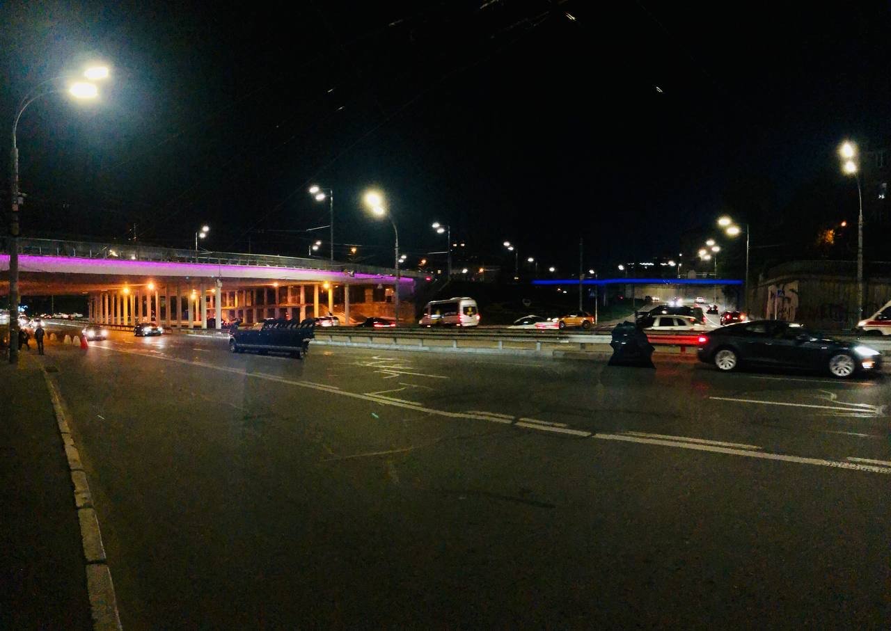 В Киеве подсветили Индустриальный мост: как он сейчас выглядит 1