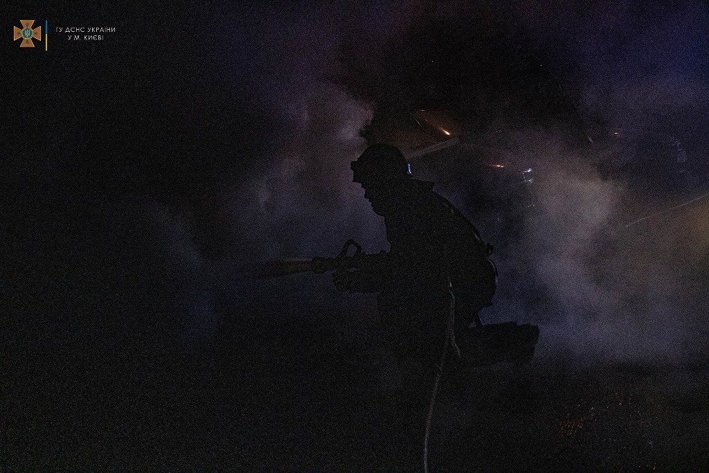 Очередной пожар на парковке в Киеве: во дворе жилого дома сгорели автомобили 2