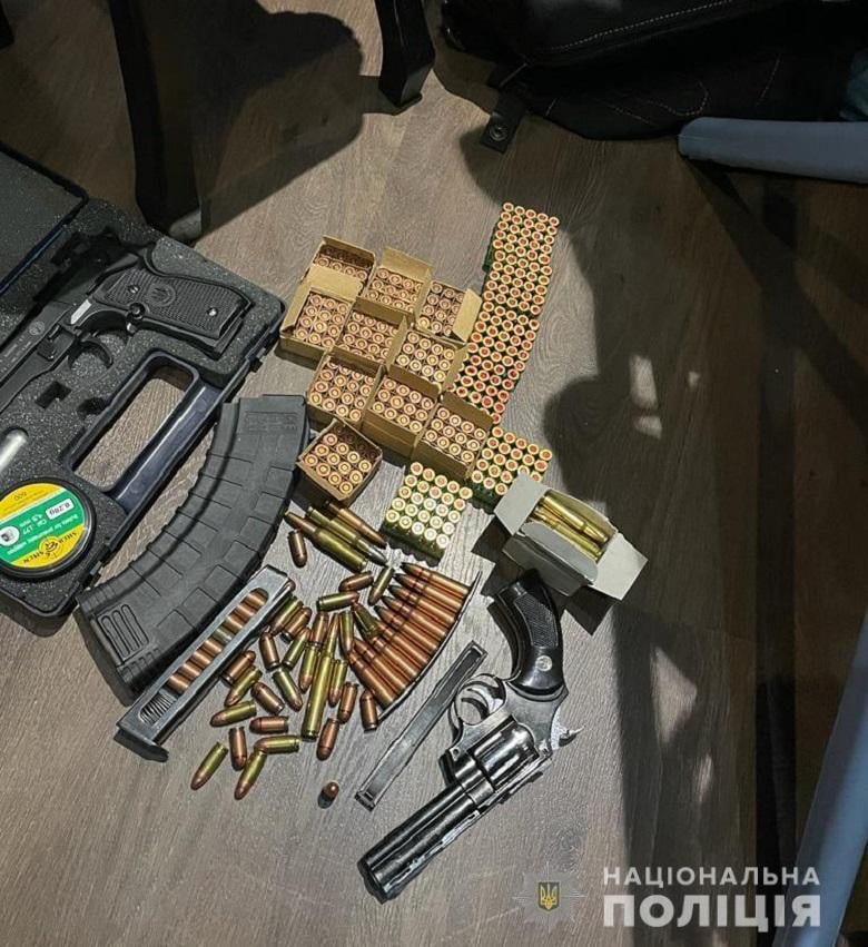 В Киеве мужчина из мести поджег и обстрелял автомобиль знакомого 3