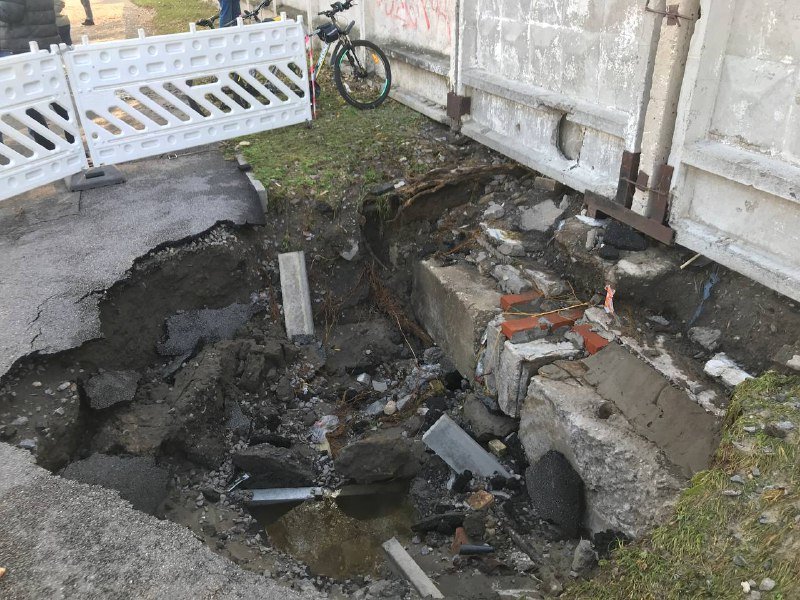 В Оболонском районе прорвало теплотрассу: вдоль проезжей части огромная яма 1