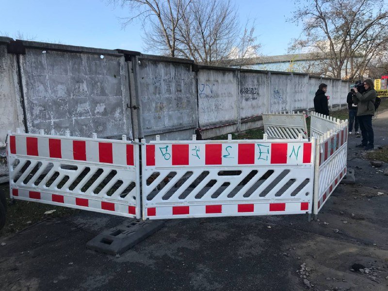 В Оболонском районе прорвало теплотрассу: вдоль проезжей части огромная яма 2