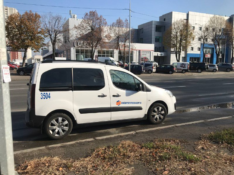 В Оболонском районе прорвало теплотрассу: вдоль проезжей части огромная яма 3