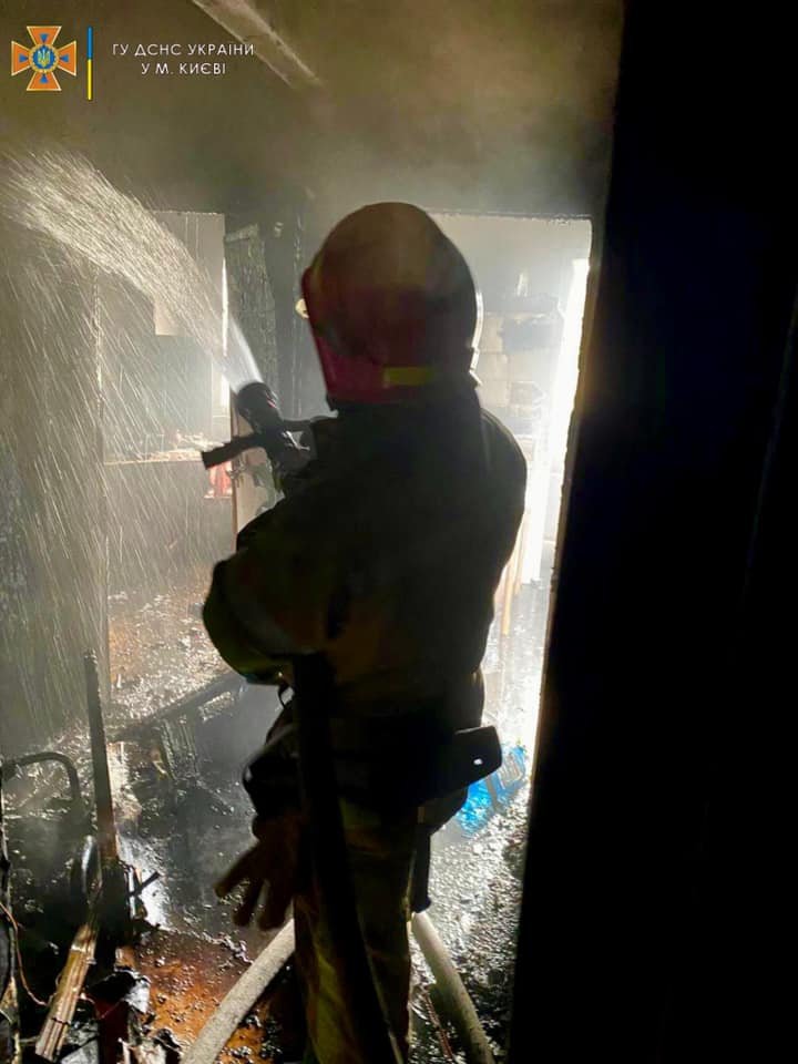В Киеве во время пожара в многоэтажке умер мужчина 1