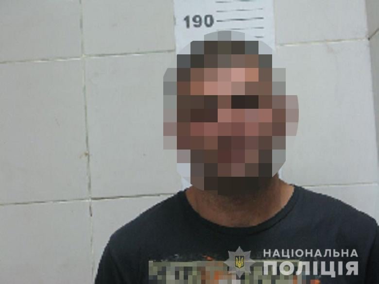 Ударил по лицу и повалил на землю: в Киеве мужчину посадили на 7 лет за изнасилование девушки 1