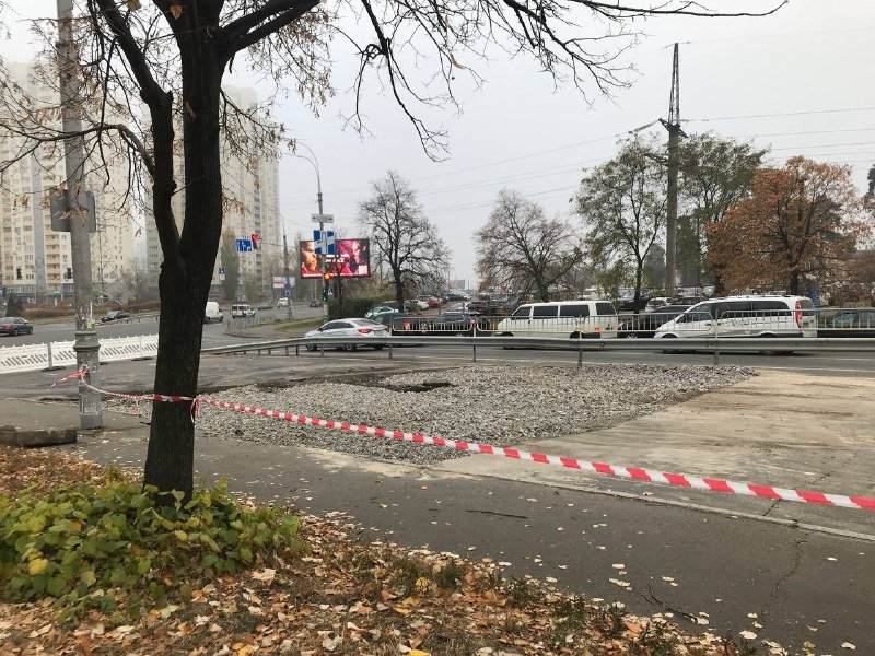 В Киеве на Алишера Навои из-за прорыва трубы провалился асфальт: как место аварии выглядит сейчас 2