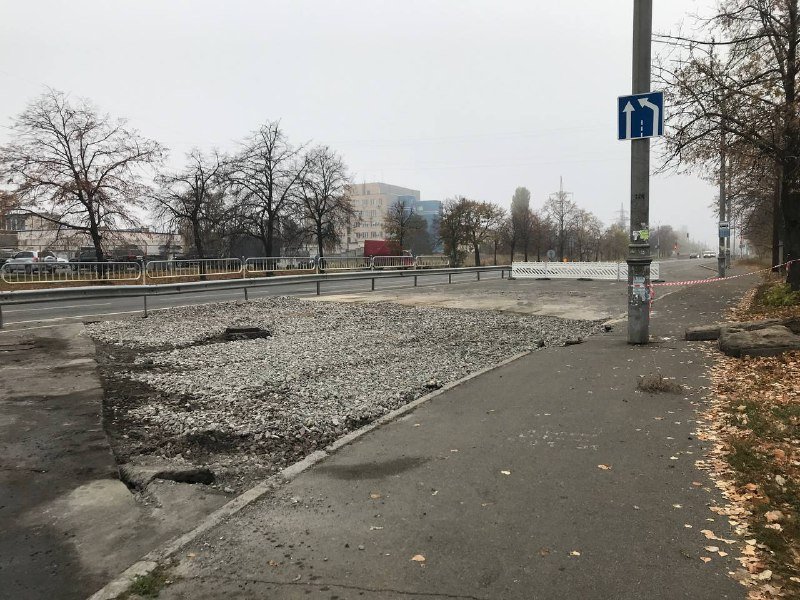 В Киеве на Алишера Навои из-за прорыва трубы провалился асфальт: как место аварии выглядит сейчас 3