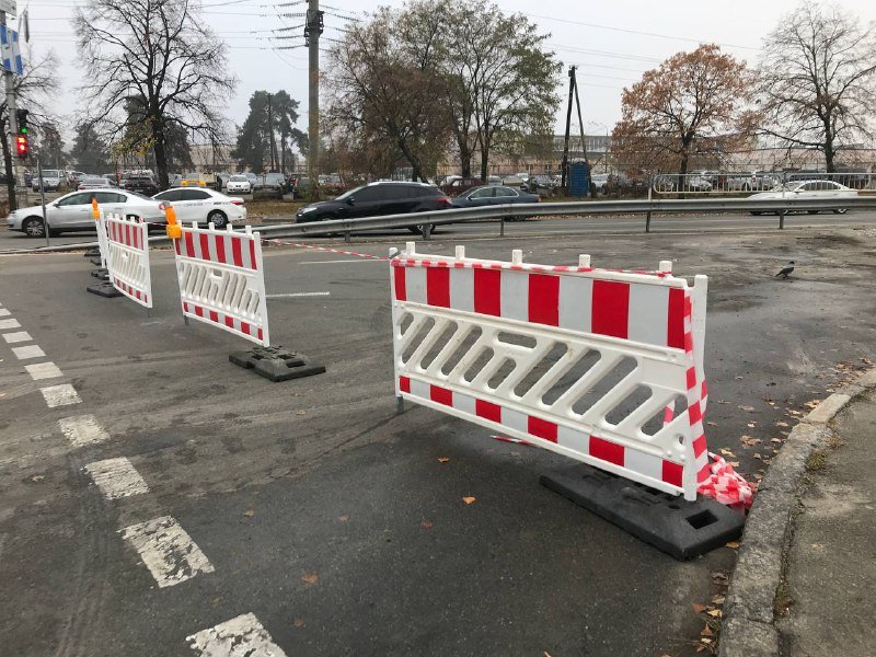 В Киеве на Алишера Навои из-за прорыва трубы провалился асфальт: как место аварии выглядит сейчас 4