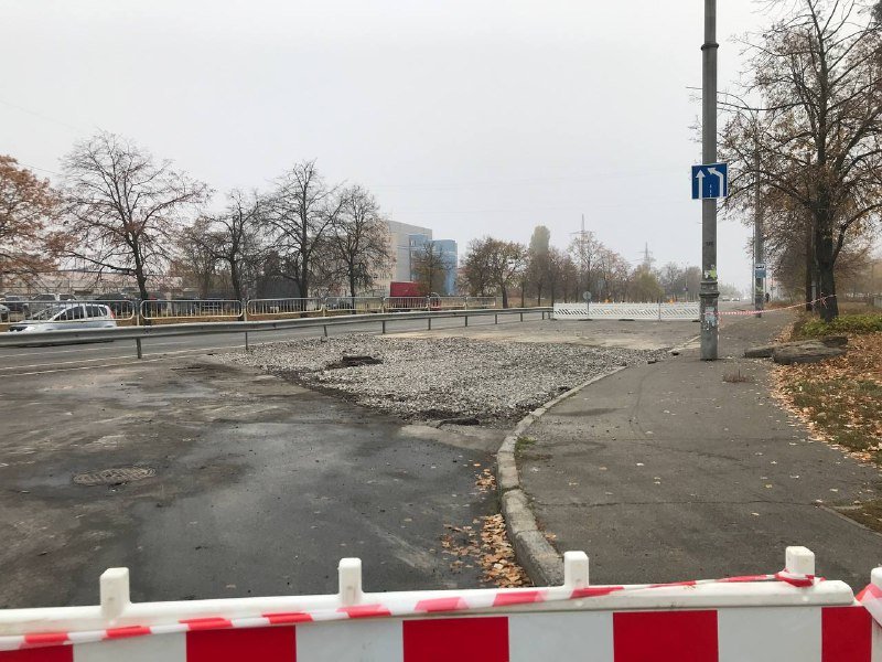 В Киеве на Алишера Навои из-за прорыва трубы провалился асфальт: как место аварии выглядит сейчас 5