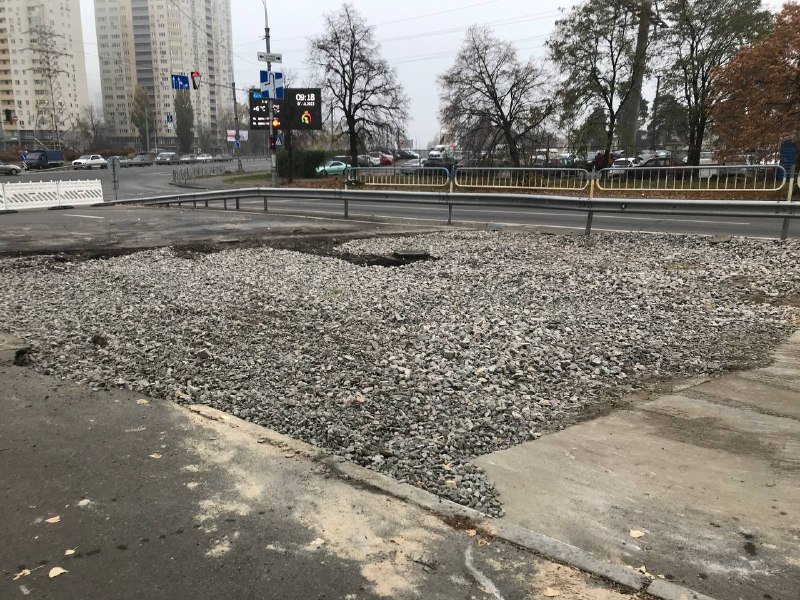 В Киеве на Алишера Навои из-за прорыва трубы провалился асфальт: как место аварии выглядит сейчас 6