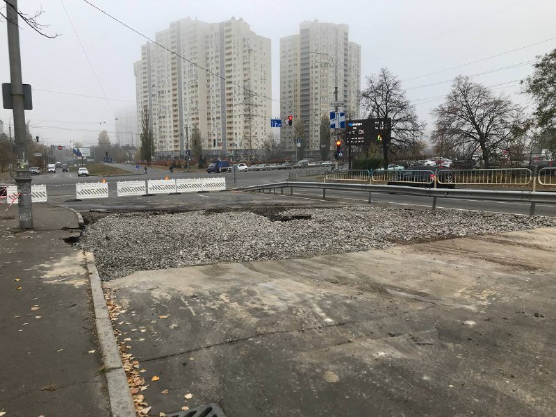 В Киеве на Алишера Навои из-за прорыва трубы провалился асфальт: как место аварии выглядит сейчас 7