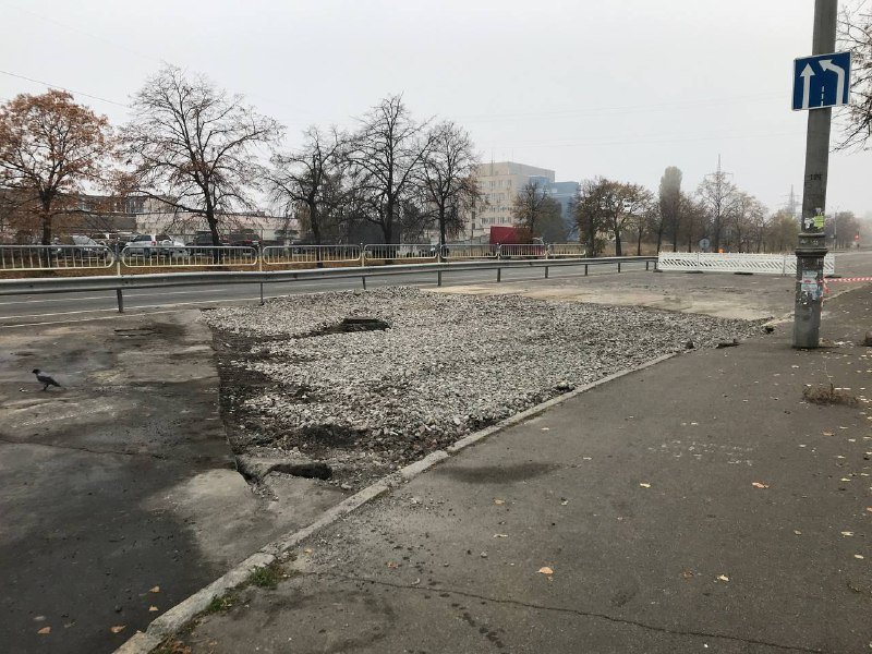 В Киеве на Алишера Навои из-за прорыва трубы провалился асфальт: как место аварии выглядит сейчас 8