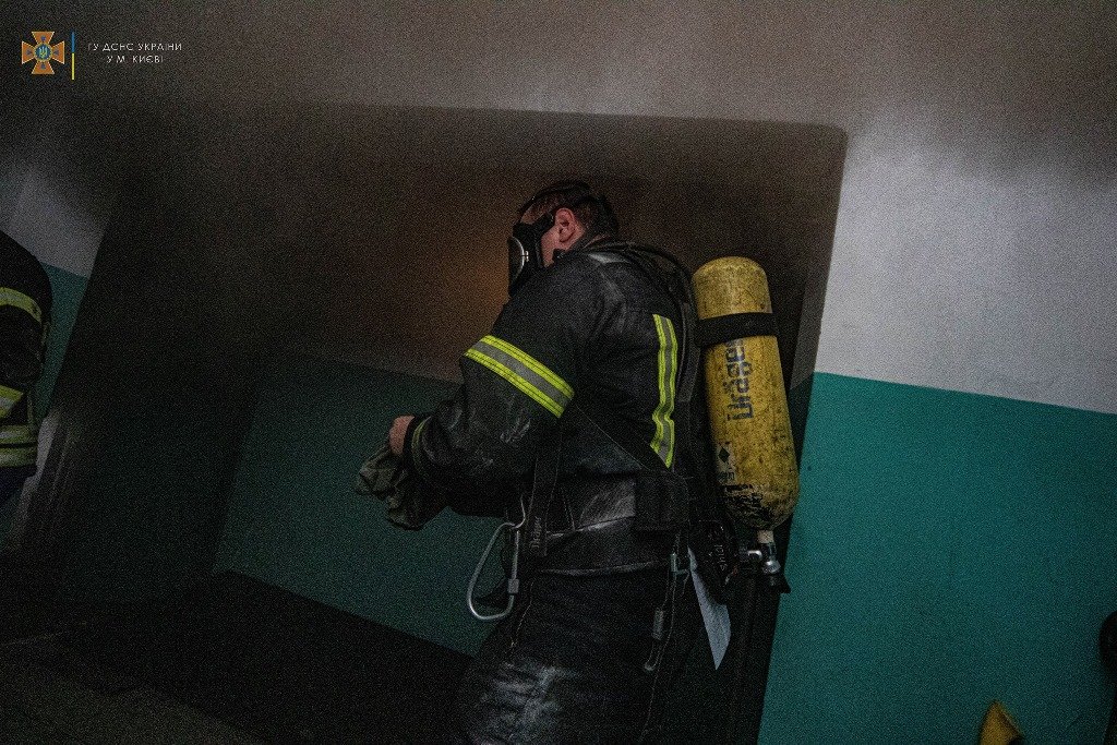 В Киеве на Оболони в горящей квартире погиб человек 1