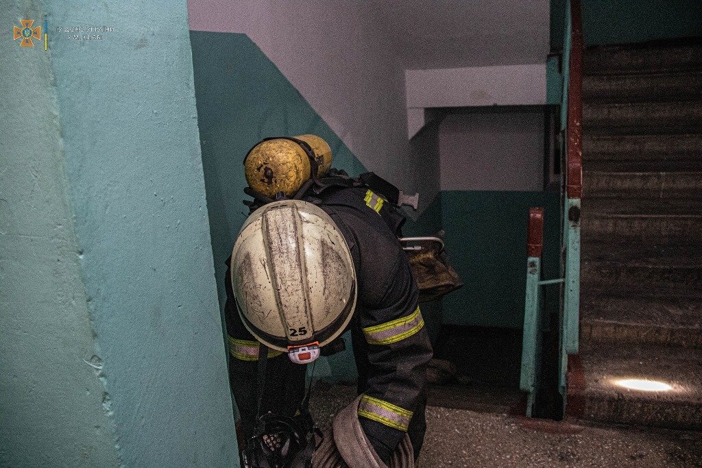 В Киеве на Оболони в горящей квартире погиб человек 2