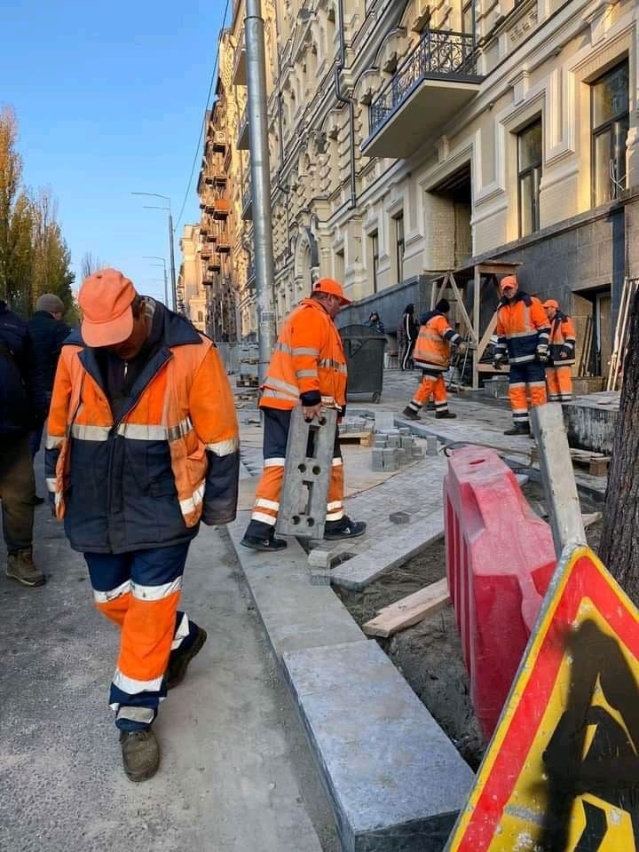 В центре Киева застройщик пытался сделать из тротуара парковку 1