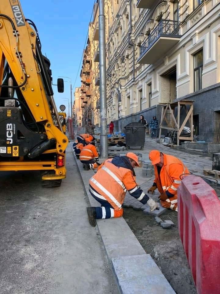 В центре Киева застройщик пытался сделать из тротуара парковку 2