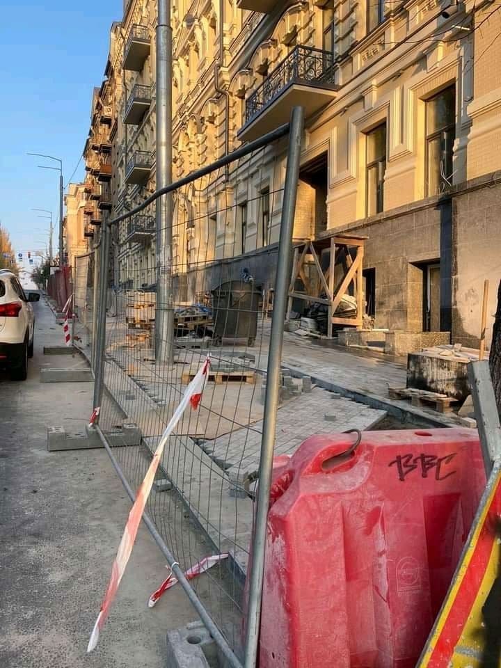 В центре Киева застройщик пытался сделать из тротуара парковку 3